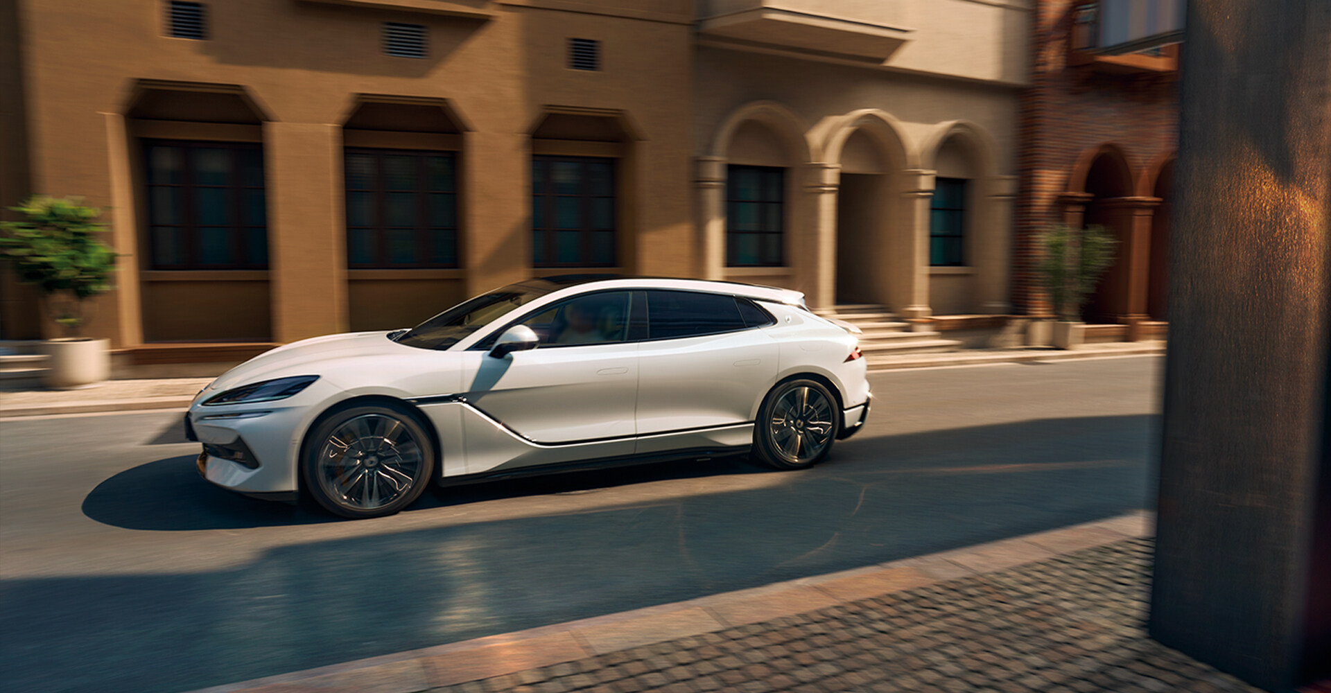 超人类辅助驾驶 重塑豪华GT